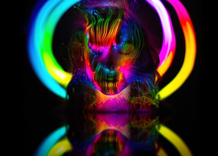 femme sous lampe fluo couleur psychédélique